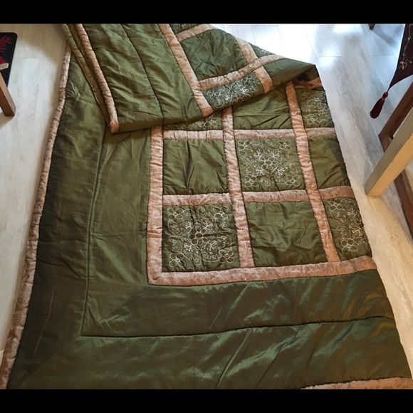 Stunning comforter with detailed embroidery - Picture 4 of 7